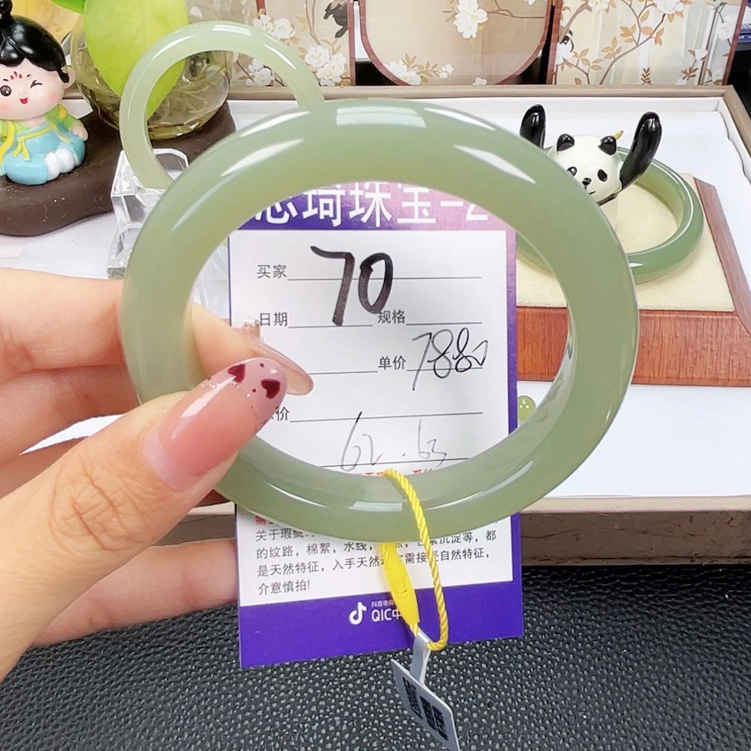 叶***了和田玉未镶嵌手镯