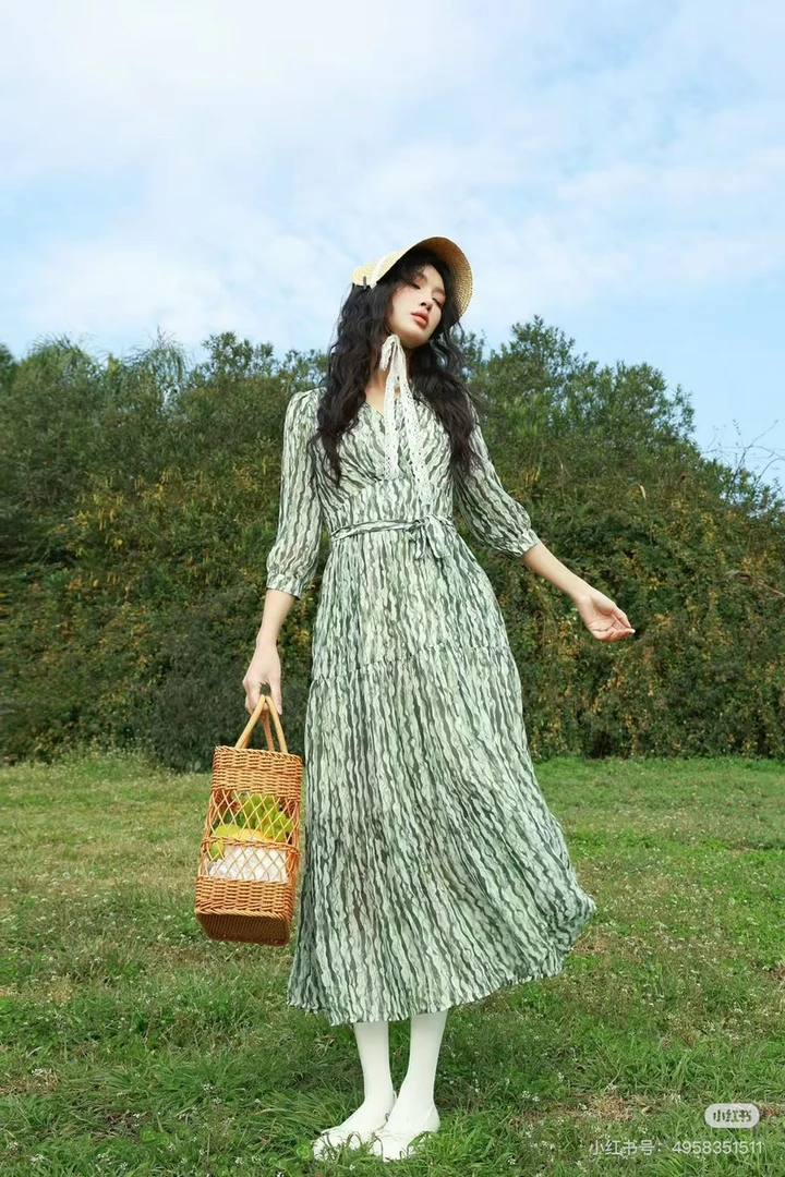 韩版法式V领显瘦女装温柔时尚花色春季复古波点连衣裙夏季