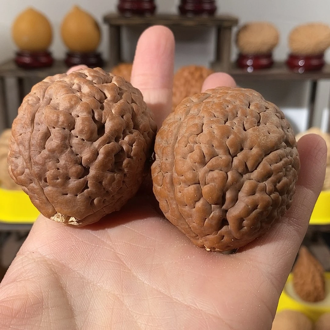 吊坠文玩核桃雨*?三瓣脑纹金刚虫眼不退不换不接受中差评45