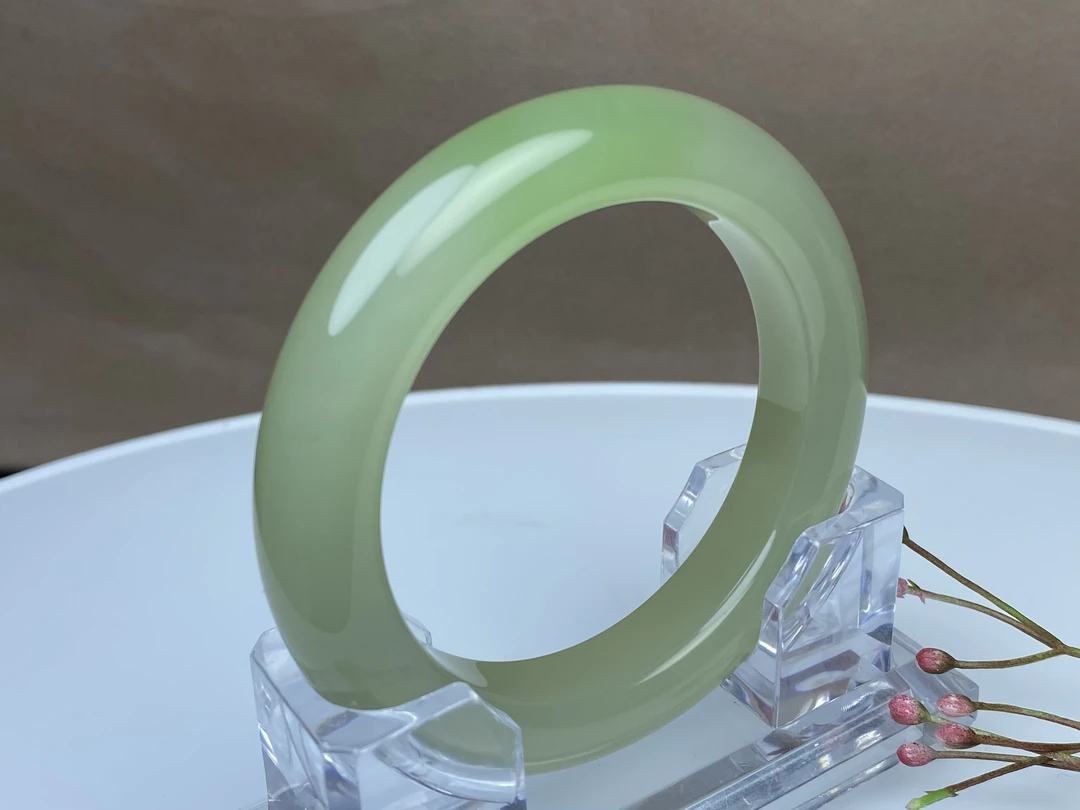 和田玉翠青冰润泥鳅背款正圈福镯55.5口径