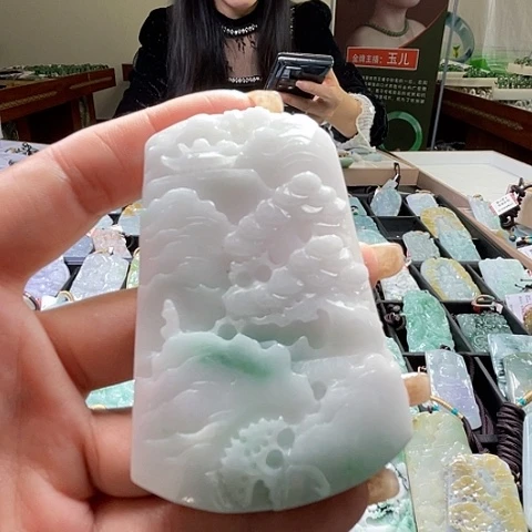 翡翠未镶嵌颈饰一个