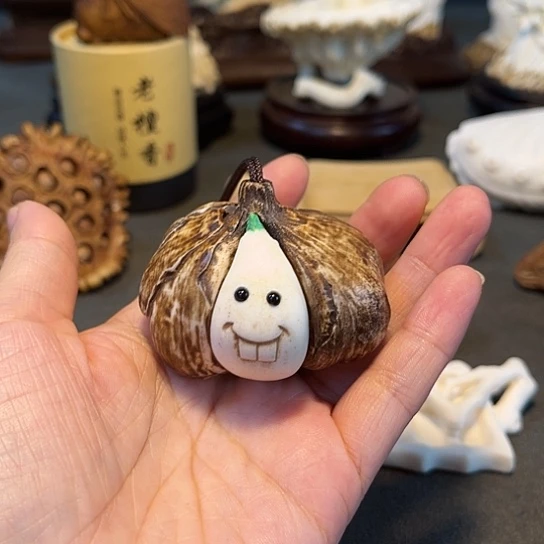 先***生香榧木鹿角大蒜手把件