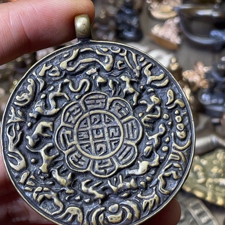 青铜背面有瑕瑕磁