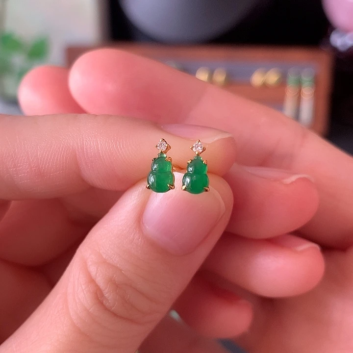 18K金镶嵌翡翠耳钉