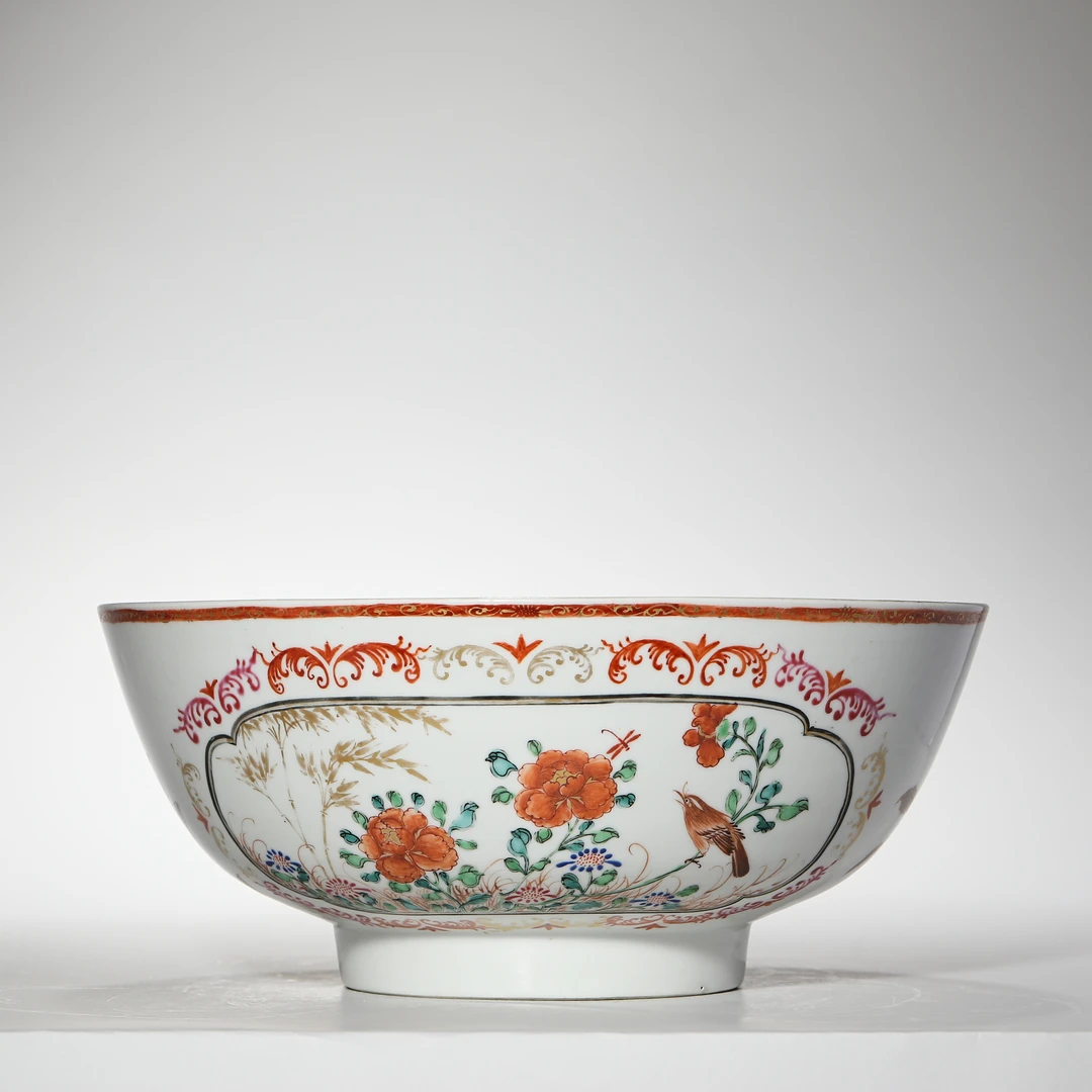 3265清乾隆·粉彩开窗外花卉内西洋人物大碗【古董拍卖】