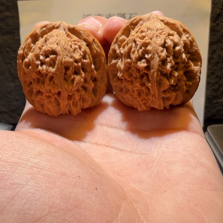 L***r文玩核桃吊坠南疆石