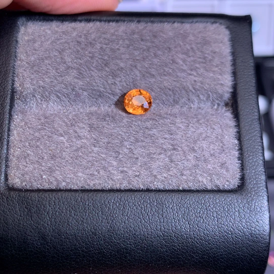 未镶嵌裸石石榴石（芬达石）1.1ct