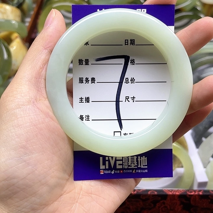 蛇纹石玉手镯合金逛**吃