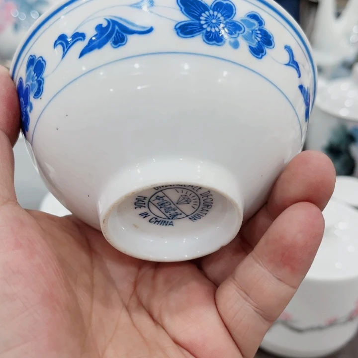 杯釉下五彩的瓷器在瓷器