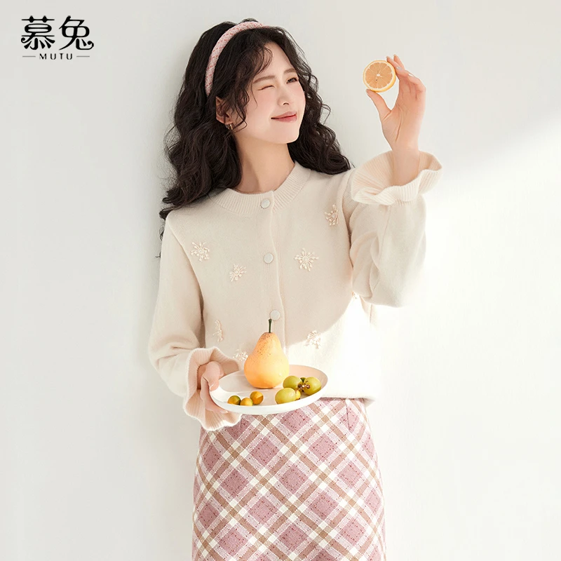 慕兔法式钉珠圆领红色毛衣外套女2025春季小个子宽松针织开衫上衣