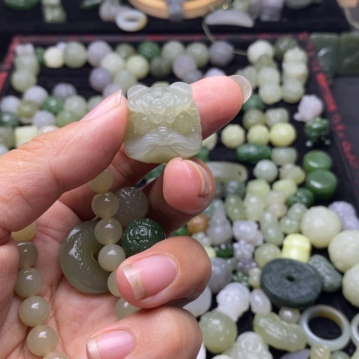 ***和田玉未镶嵌颈饰