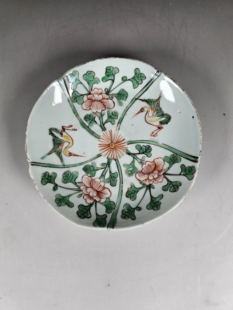 19顺五彩仙鹤纹盘，口沿暴釉