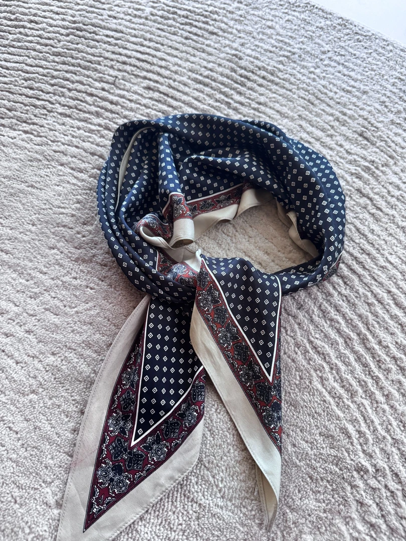 叠穿三角形蕾丝小丝巾