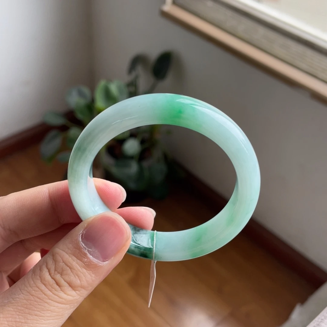 翡翠未镶嵌手镯小圈白底青