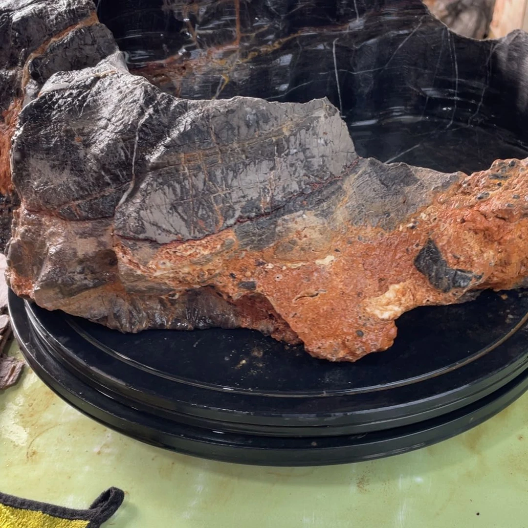 红陶夜**袭灵璧石是世界著名