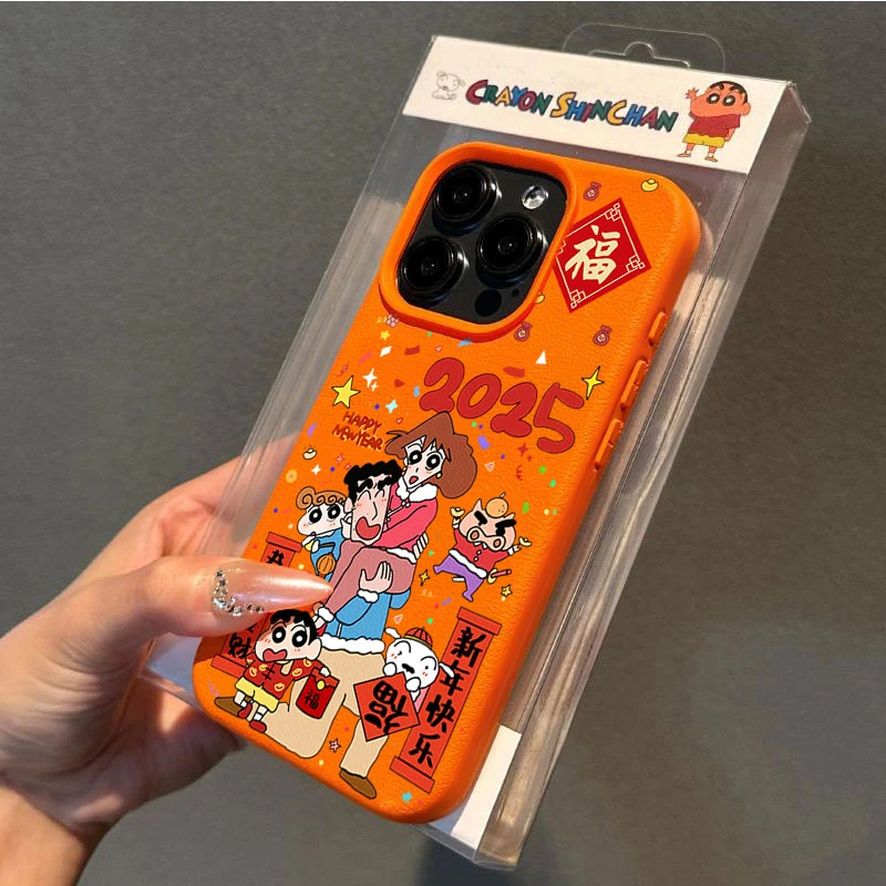 新年蜡笔小新适用苹果16p/15手机壳iPhone14promax13荔枝纹12软11