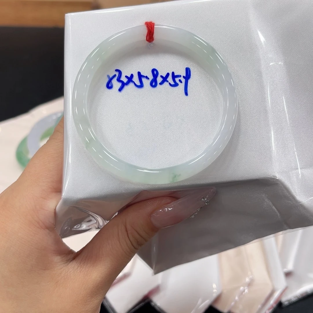 翡翠手镯未镶嵌翡翠