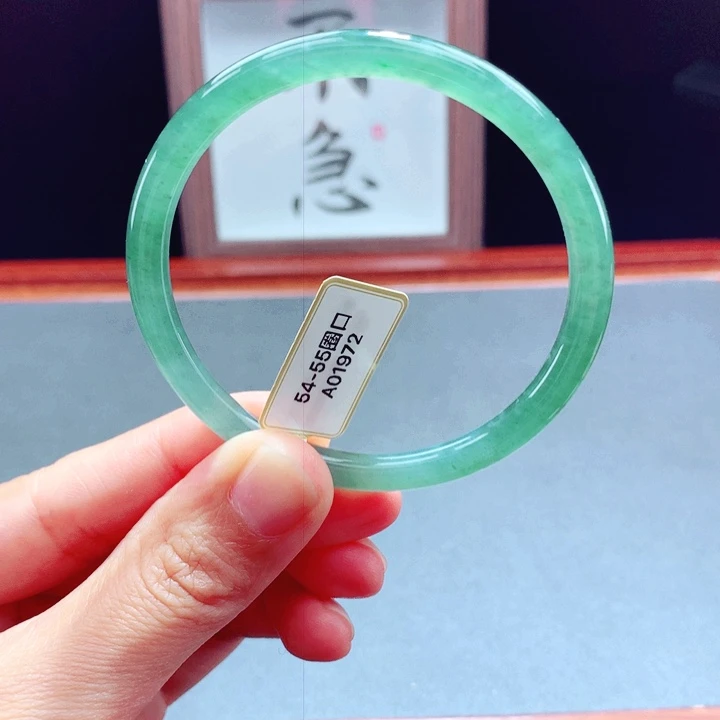未镶嵌手镯翡翠圆镯