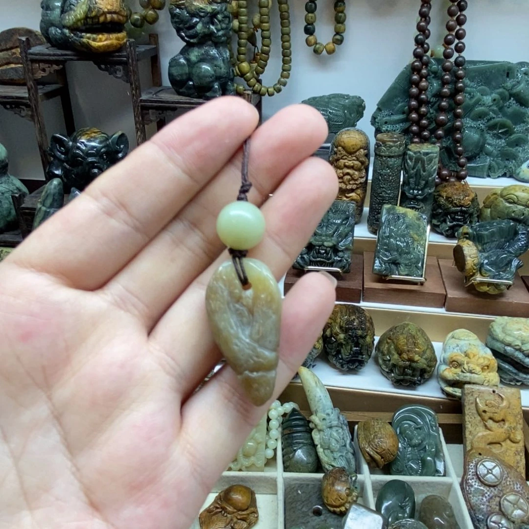 未镶嵌岫岩老玉（透闪石质玉）把件