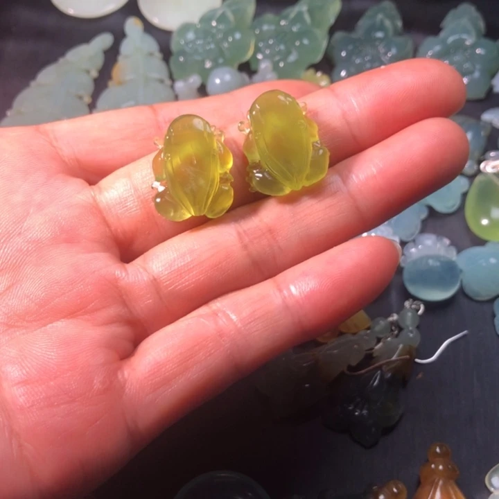 健***丽蛇纹石玉未镶嵌耳坠