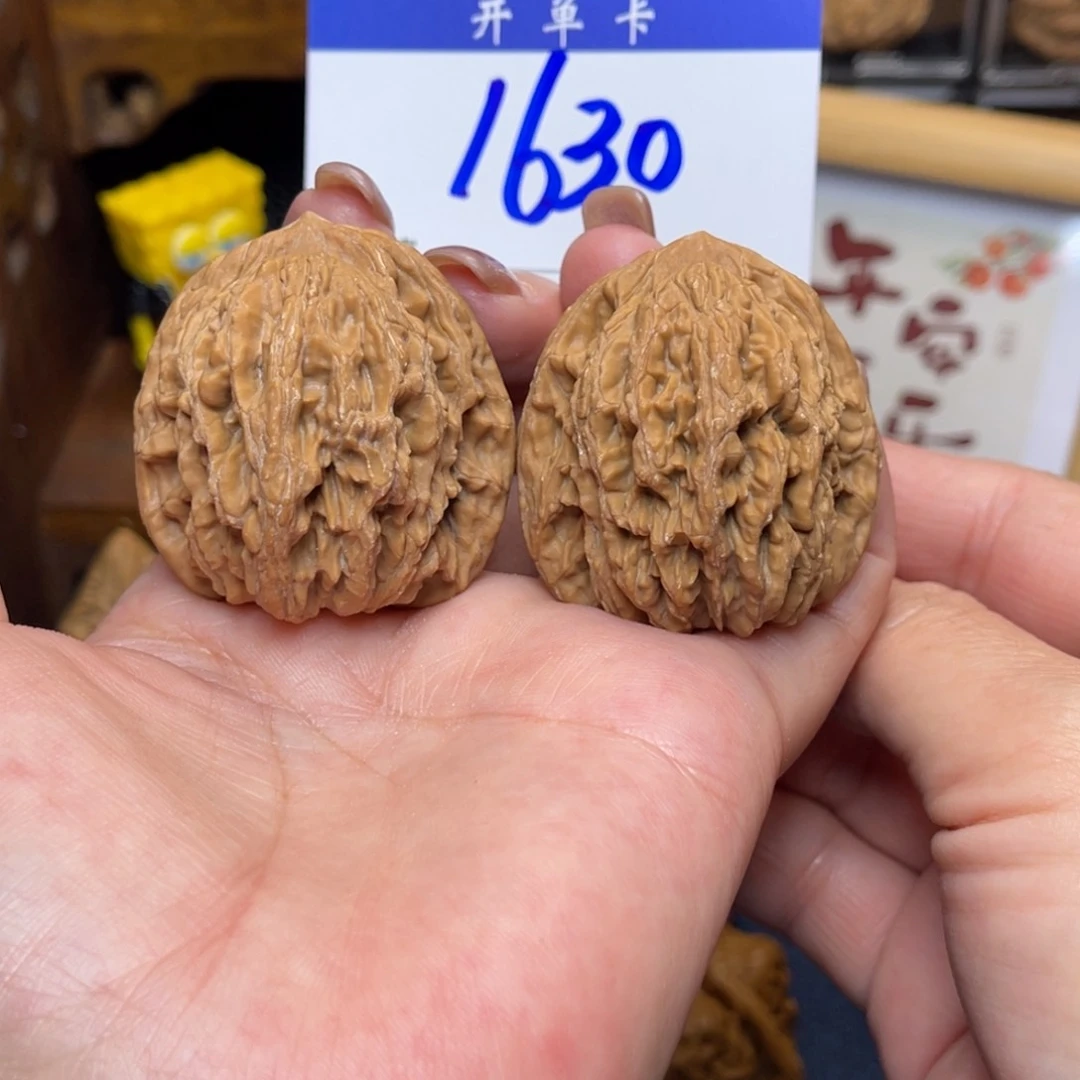 桃核把件虎头41李。