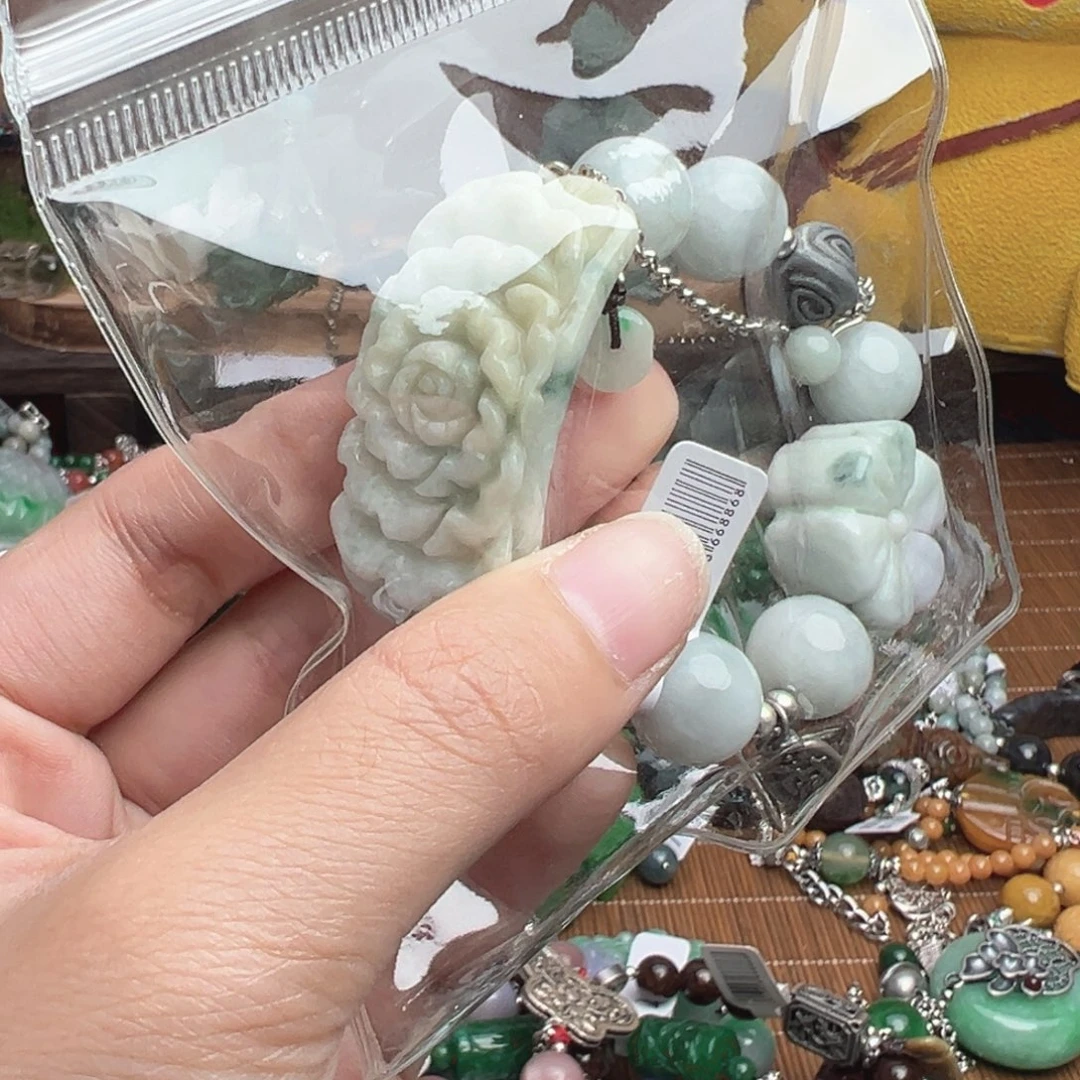 沐***宝翡翠未镶嵌颈饰吊坠
