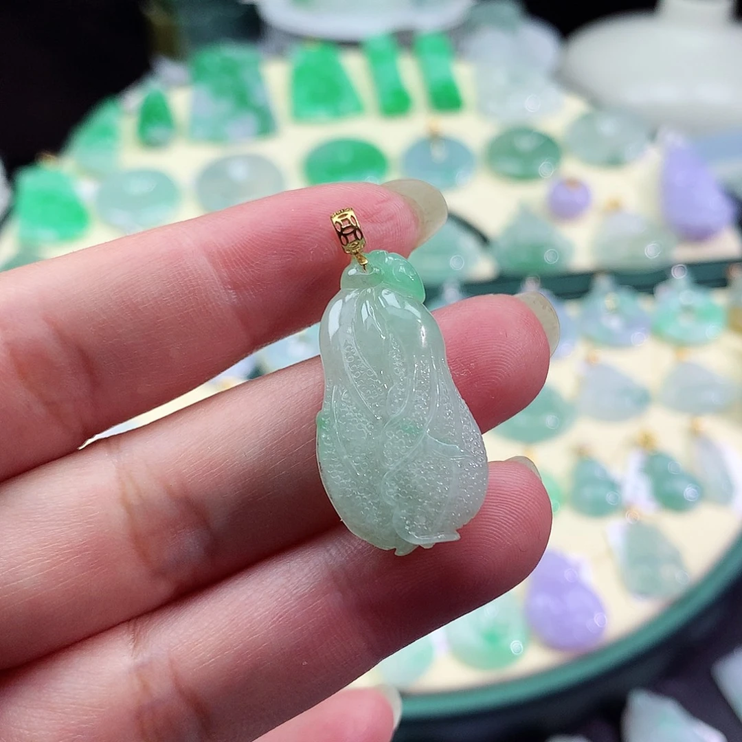翡翠18K金镶嵌颈饰白菜