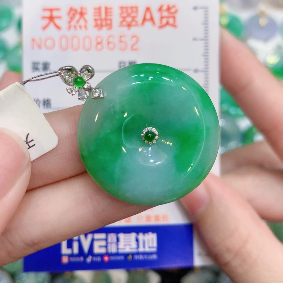 翡翠18K金镶嵌颈饰扣