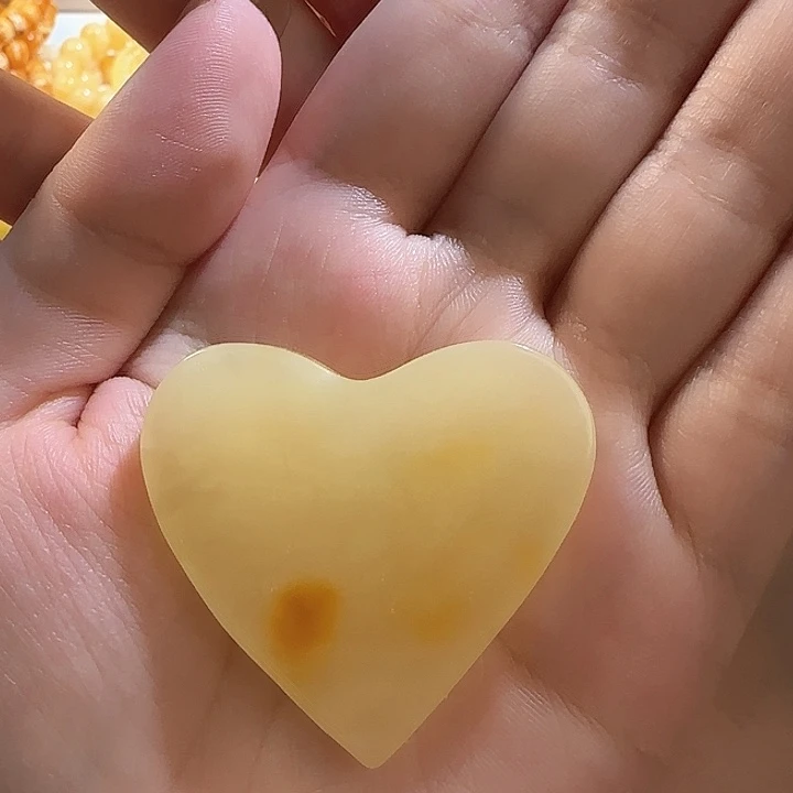 琥珀裸石未镶嵌大爱心