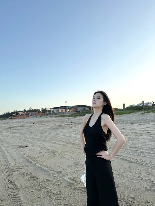 Clear ownership 16织一体成型气质老钱慵懒松弛v领露背挂脖上衣