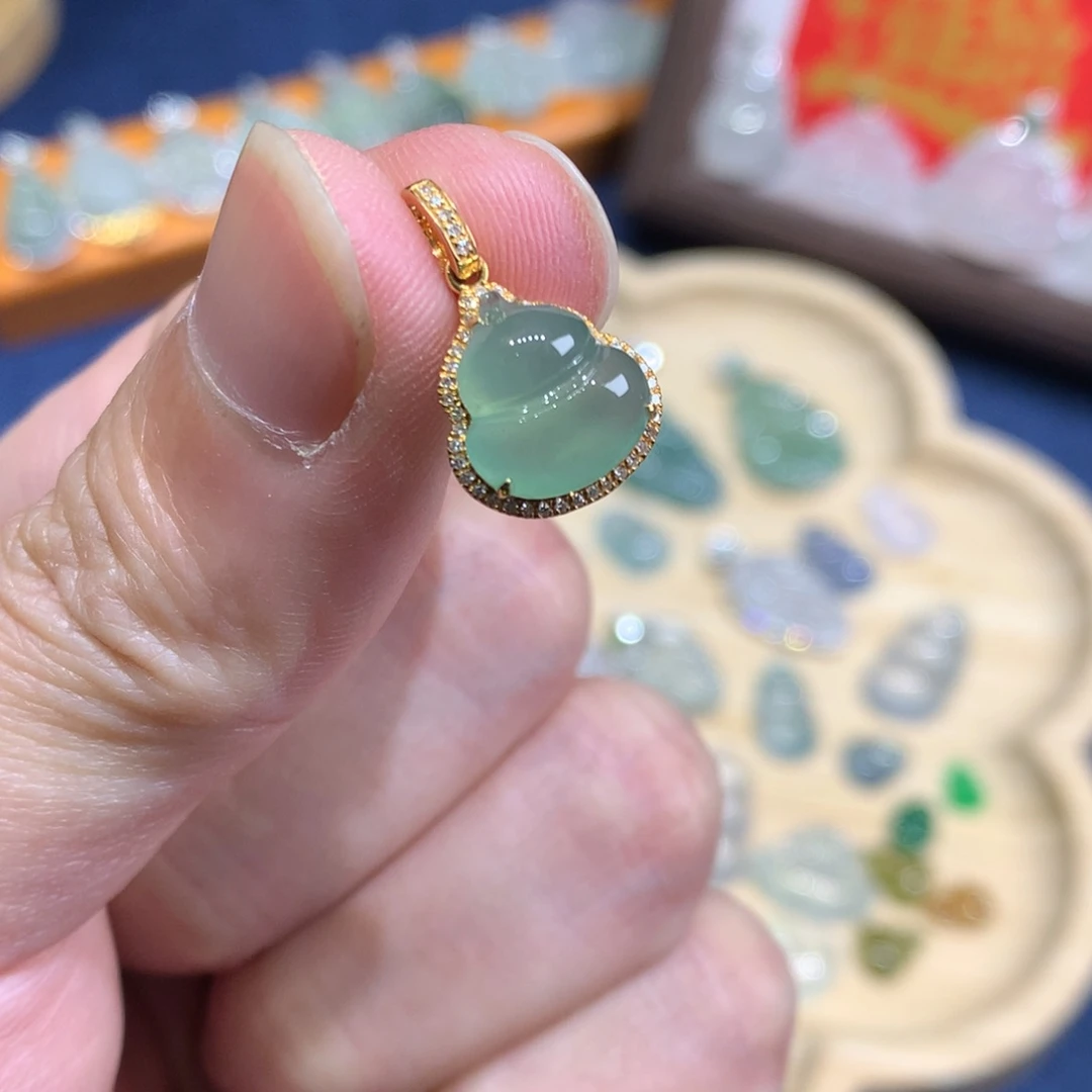 翡翠18K金镶嵌颈饰葫芦