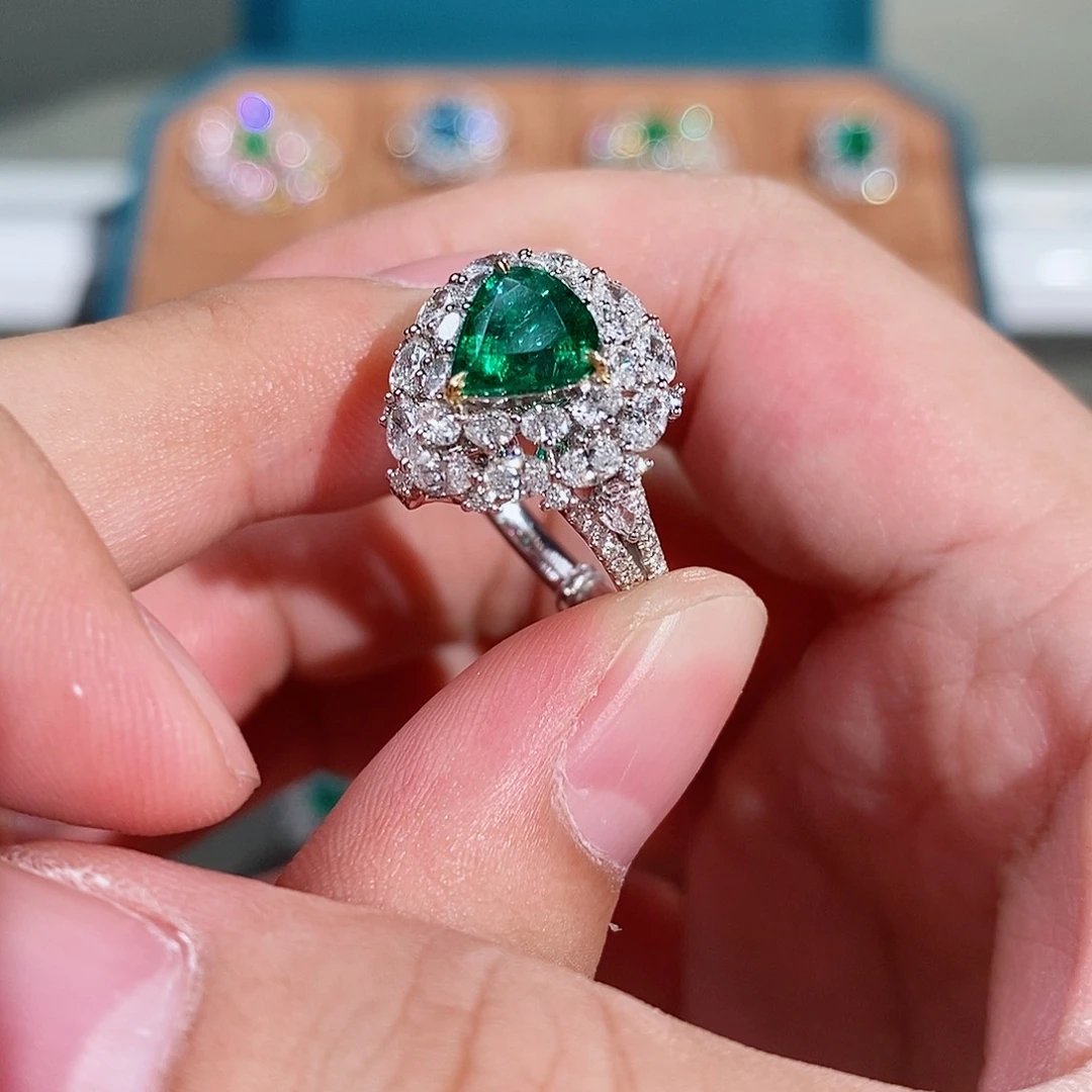 18K金镶嵌戒指祖母绿1.21ct