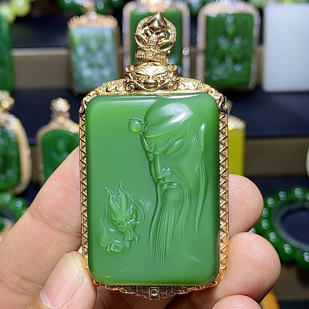 【玉人生珠宝】官方正品和田玉俄碧冰底阳绿18K金镶关公无事牌挂件