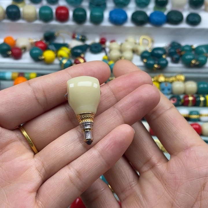 玻璃颈饰雪巴琉璃