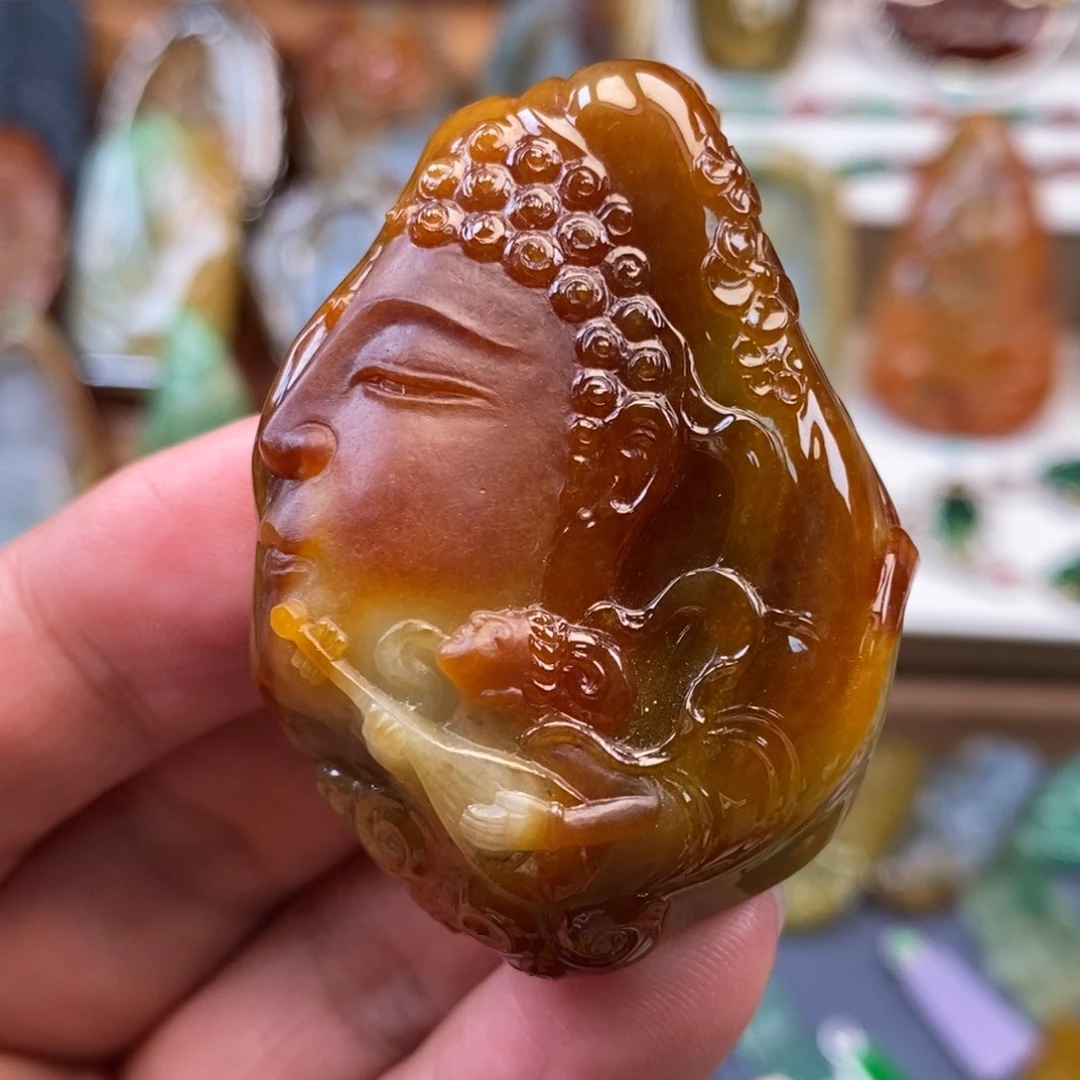 翡翠未镶嵌颈饰飞天