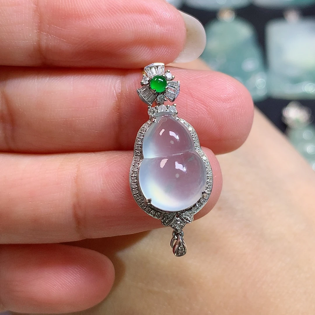 翡翠18K金镶嵌颈饰葫芦