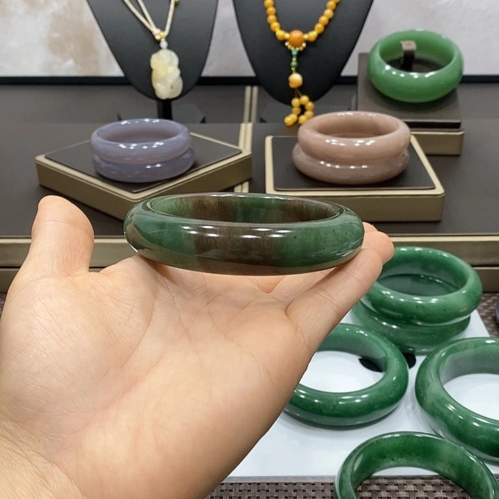 东陵石颈饰未镶嵌富****星