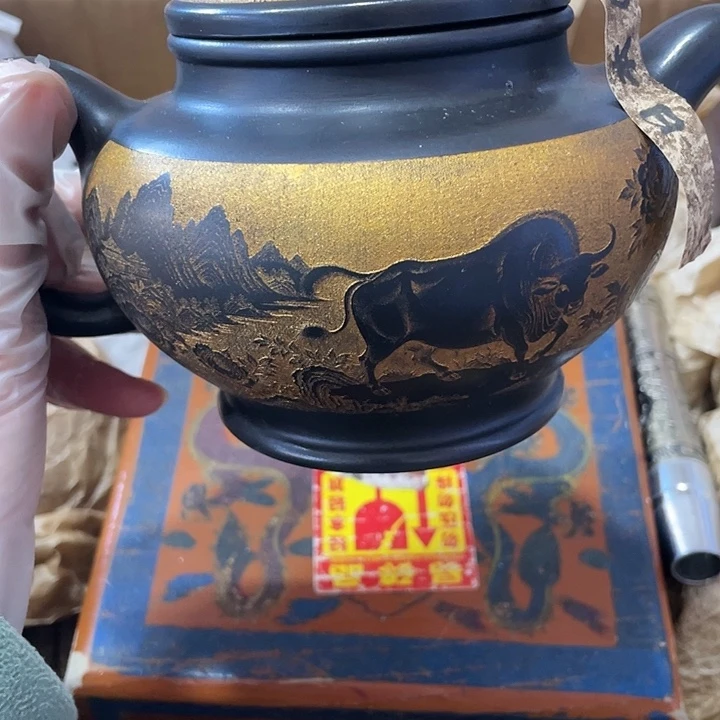 茶壶紫砂矿泥料手工制作的一把紫砂壶。