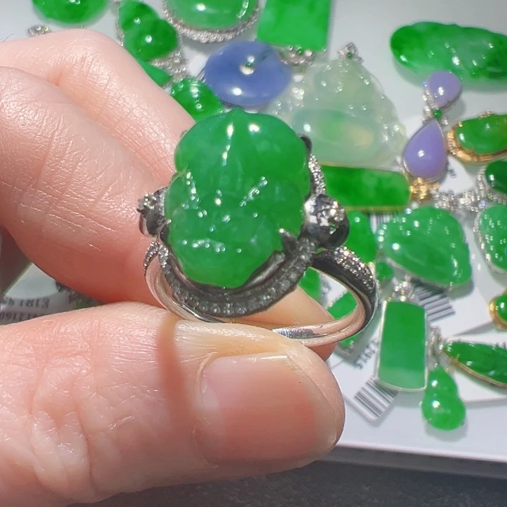 颈饰18K金镶嵌翡翠