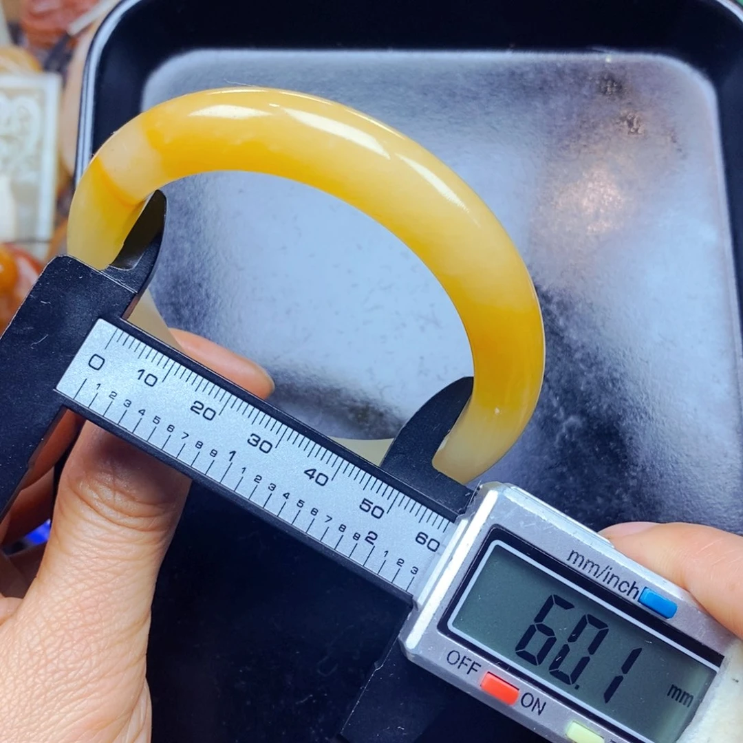 石英质玉（黄龙玉）未镶嵌颈饰