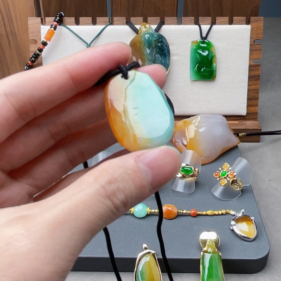 翡翠颈饰未镶嵌黄加绿山水