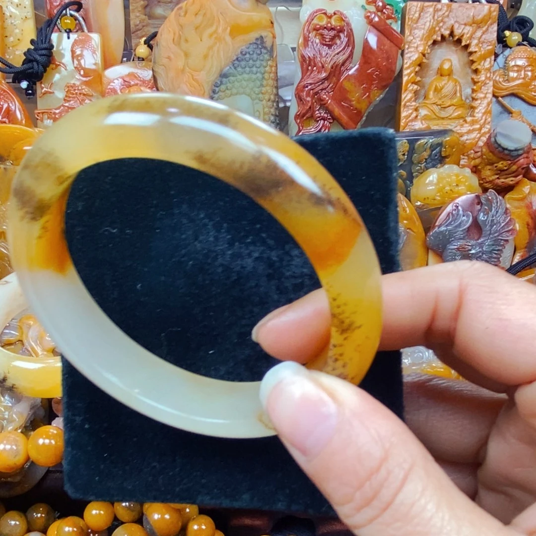 未镶嵌石英质玉（黄龙玉）颈饰