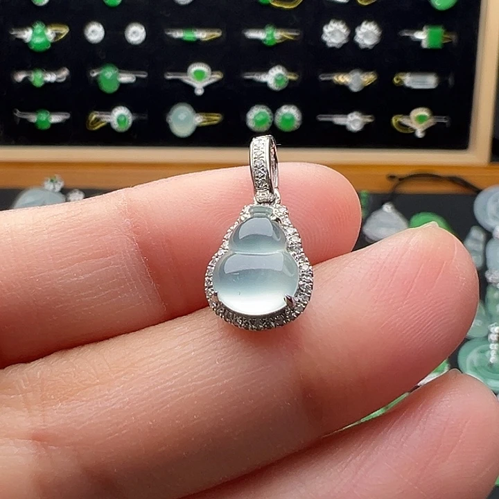 翡翠18K金镶嵌颈饰葫芦