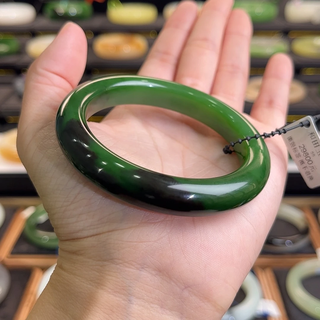 和田玉未镶嵌手镯红皮老料辣绿细底