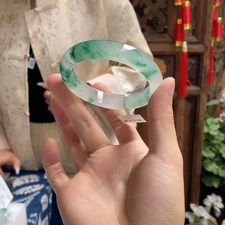 石英质玉手镯未镶嵌柿***?