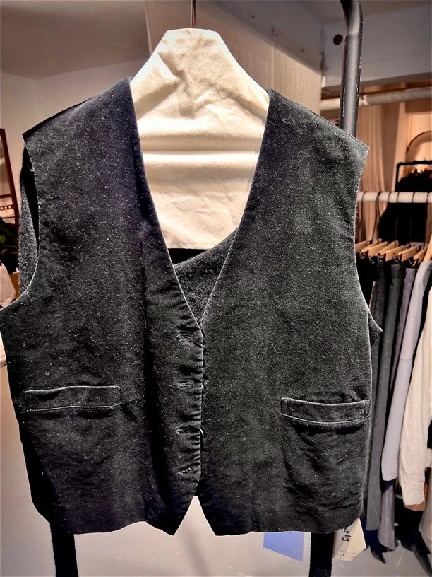 东与西 舒适生活系列 简洁短款复古马甲LXJ1761