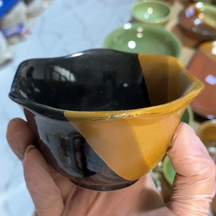 瓷片黄金釉三色荷口盏有瑕疵