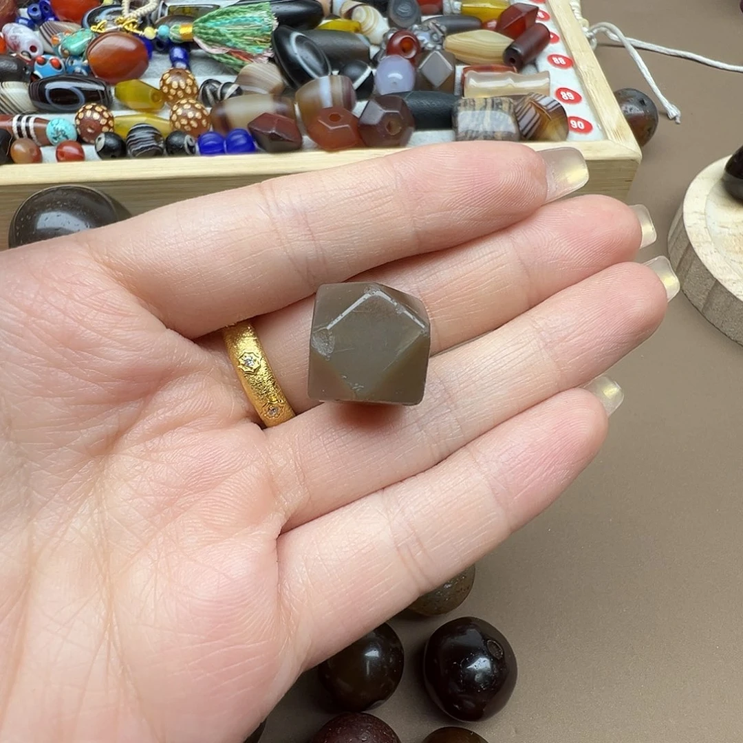 于***尘未镶嵌玛瑙/玉髓珠宝半成品