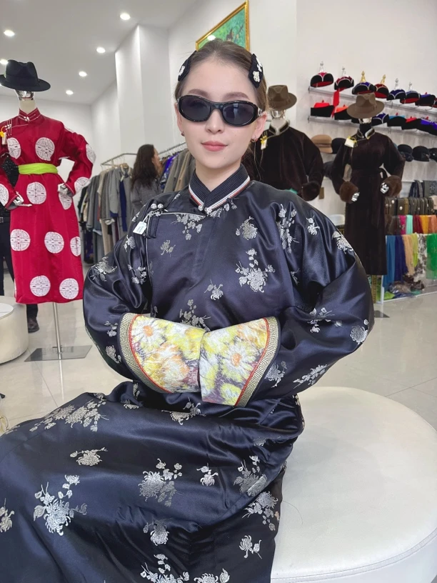 伊苏根民族服饰女款冬季2025