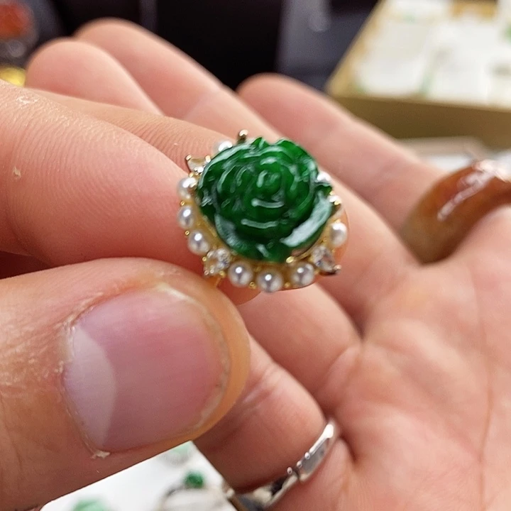 翡翠颈饰未镶嵌戒指